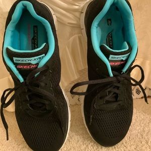 SKECHERS - KNIT WOMENS SNEAKERS